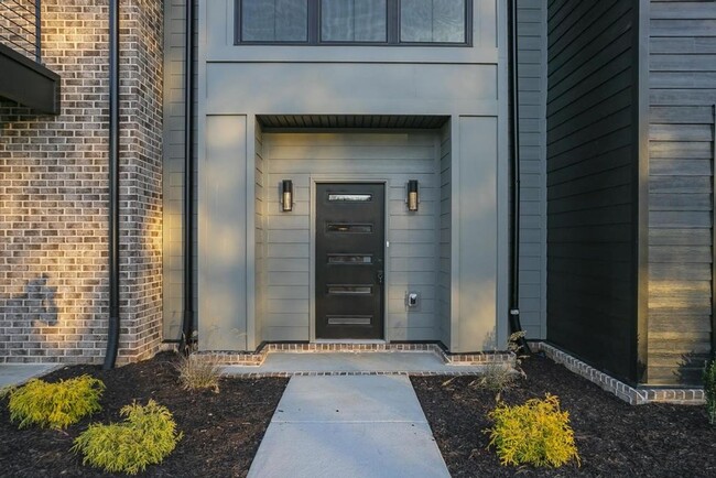 Building Photo - Brand New Luxury Townhome