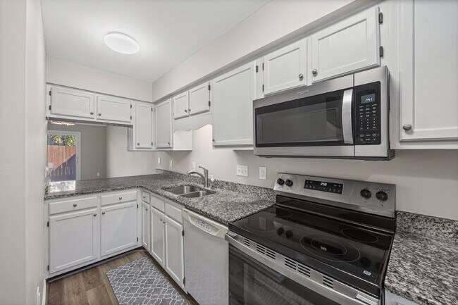 Building Photo - "Charming 2-Bed Townhome with Modern Comforts in Fort Mill – Your Cozy Retreat Awaits!"