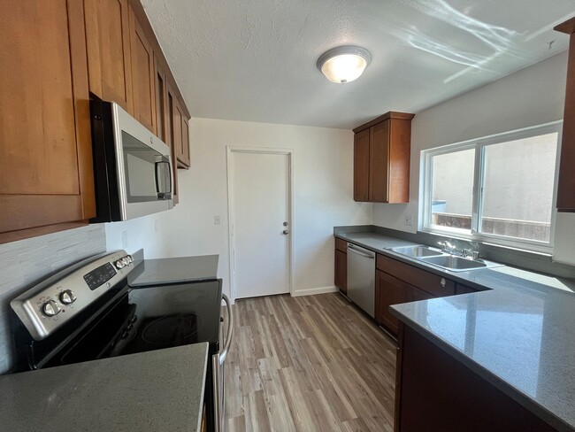 Foto del edificio - AVAILABLE NOW 3 BED 2 BATH IN SAN JOSE!