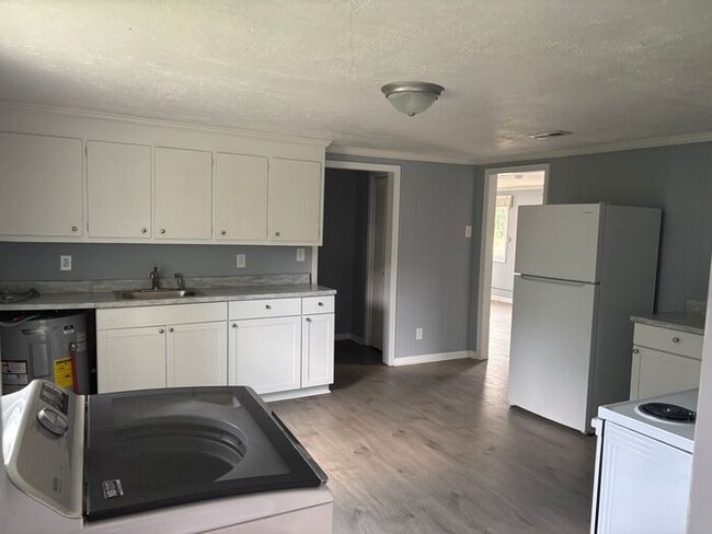 Building Photo - 3 Bedroom House Available for Rent
