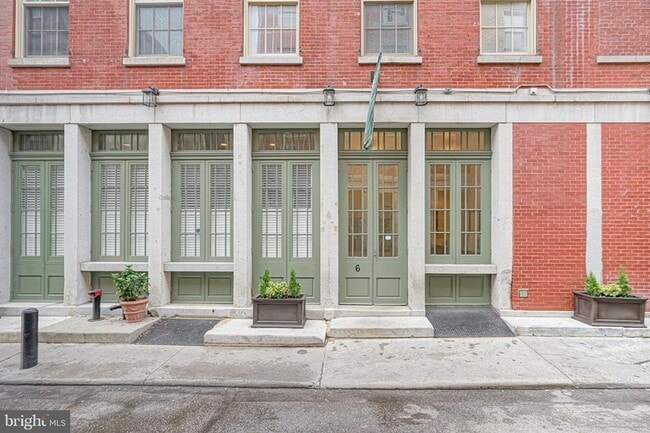 Building Photo - 6 Strawberry St