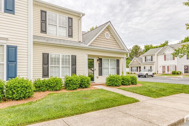 Foto del edificio - Beautiful 2-Story 3 bedroom and 2.5 townhouse in High Point, off Skeet Club Rd and Eastchester