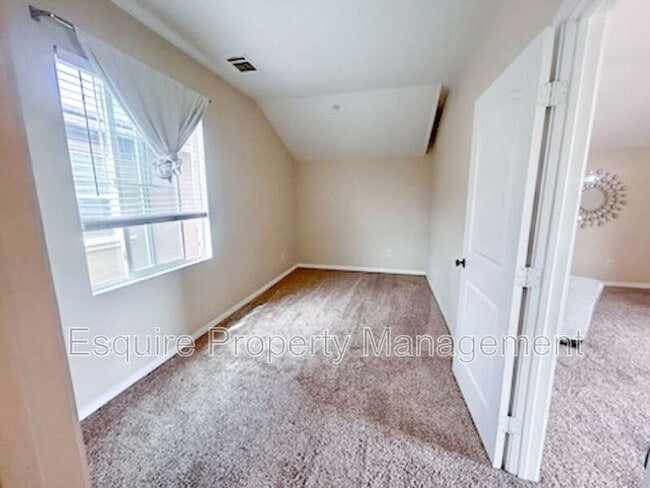 Foto del edificio - 530 Owens River Dr