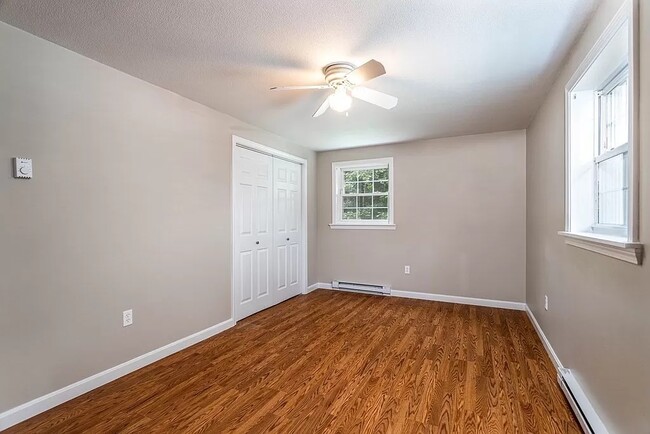 Large bright bedroom 1 - 39 Pleasant St