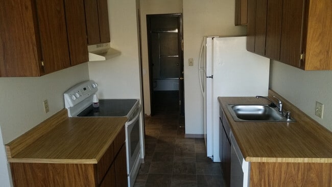 Building Photo - One Bedroom Carson Park Condo!