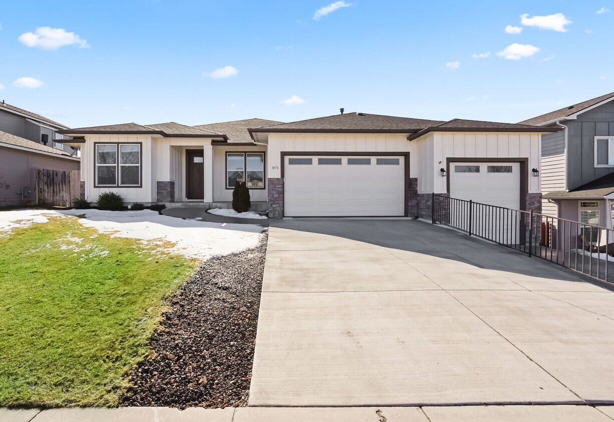 Foto principal - Large home with an RV garage