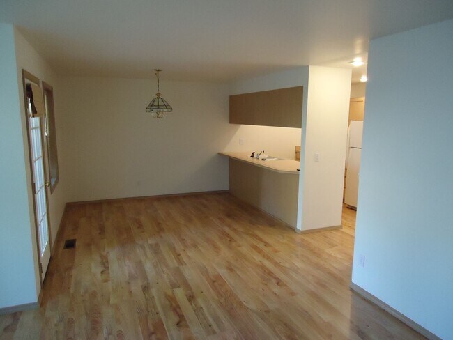 Building Photo - 2 br, 2 bath House - 8318 N Village Dr #1