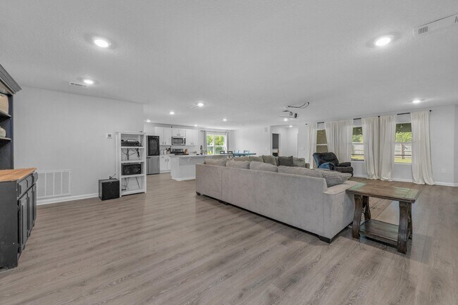 Building Photo - 6537 Torrey Pnes Trce
