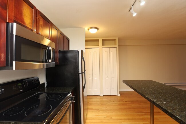 Building Photo - 4180 N Marine Dr