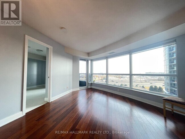 Photo du bâtiment - 135 Village Green Square