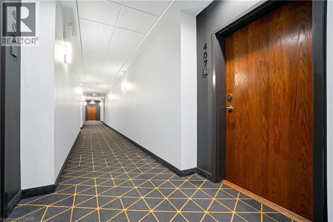 Building Photo - 255 Northfield Dr E