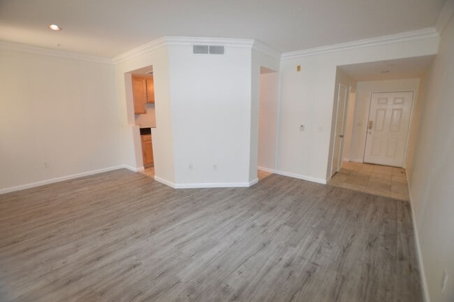 Foto del edificio - Meridian Unfurnished 1Bdr/1Bath Luxury Con...