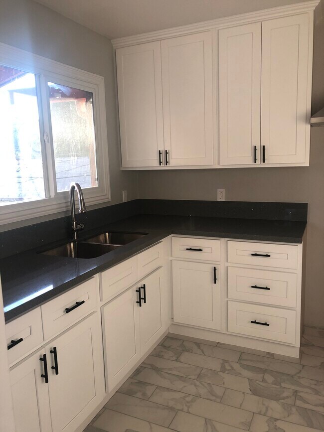Kitchen - 1611 Lake St