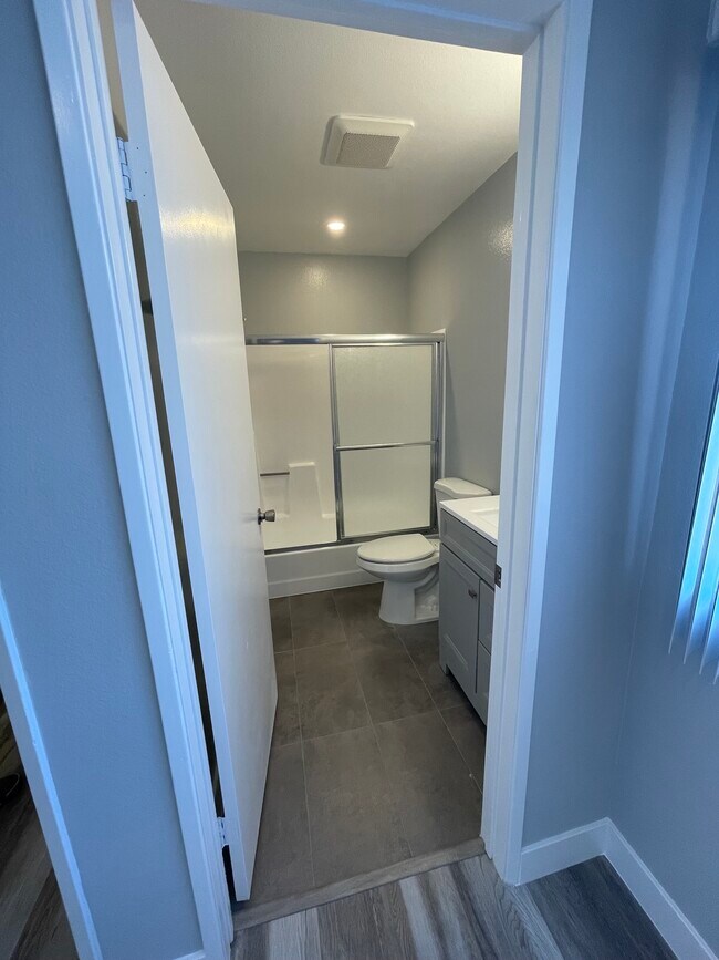 Master Bath - 814 E Elk Ave