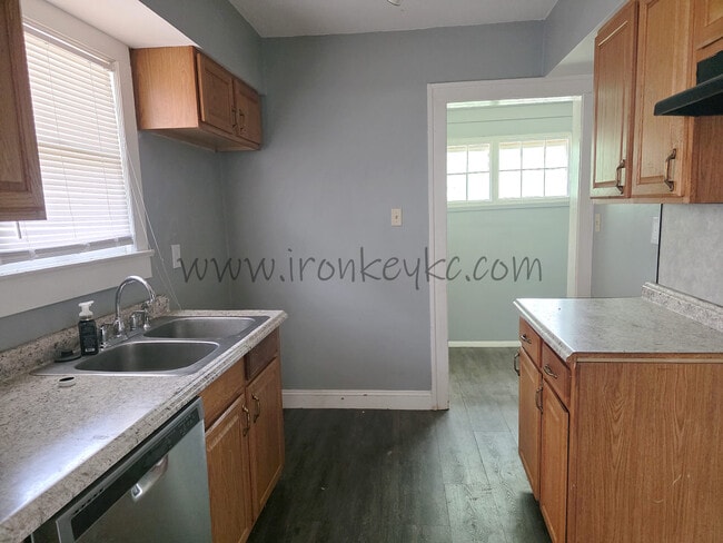 Foto del edificio - 2120 E 68th Terrace