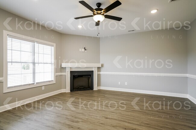 Building Photo - 3716 Oak Leaf Way Unit F