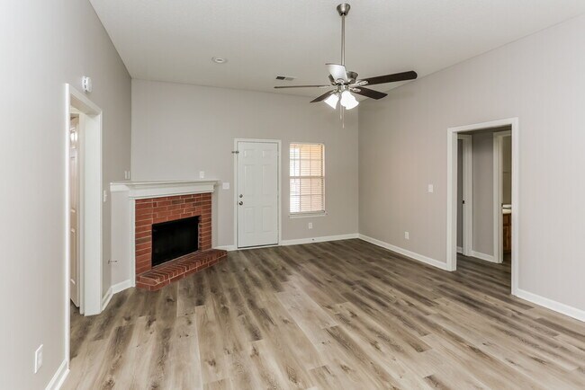 Foto del edificio - 1230 Breezy Valley Dr