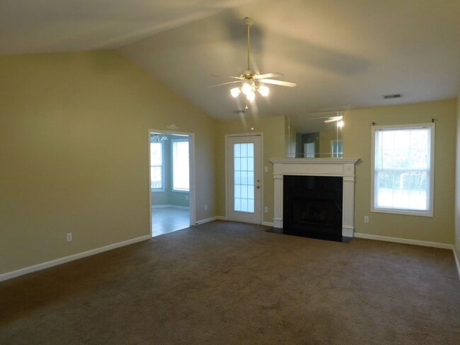 Building Photo - Great home in a desirable neighborhood!