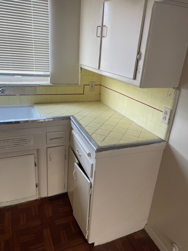 Counter top - 9332 Crenshaw Blvd