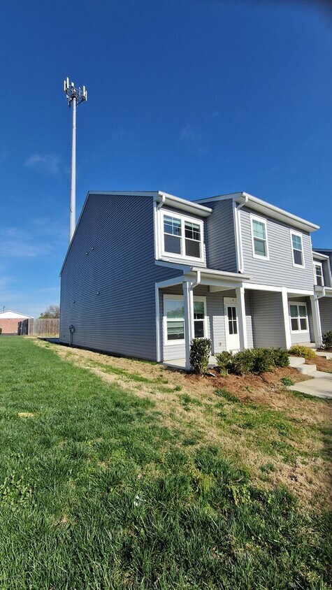 Foto del edificio - Brand New End-Unit Townhome | 3 BR/2.5BA | 1-Car Garage | Near Downtown Mooresville