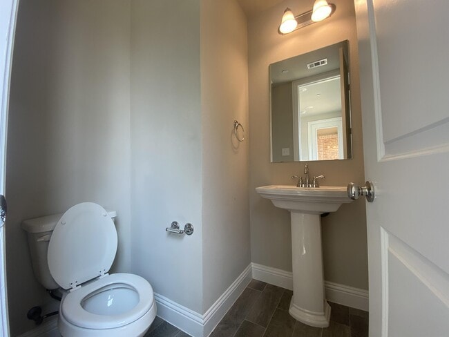 Building Photo - 801 Ponds Edge Ln