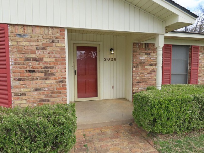 Building Photo - Beautiful 3 Bedroom, 2 Bath Home w/Storage Building!