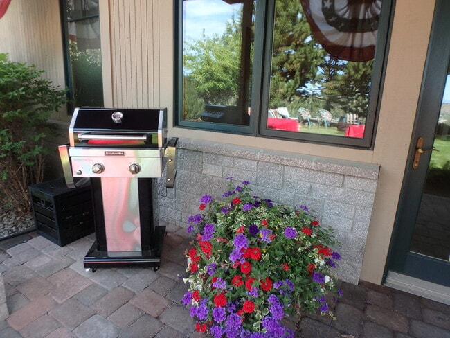 Building Photo - Executive Suite/Vacation/Short Term Rental 30-90 days