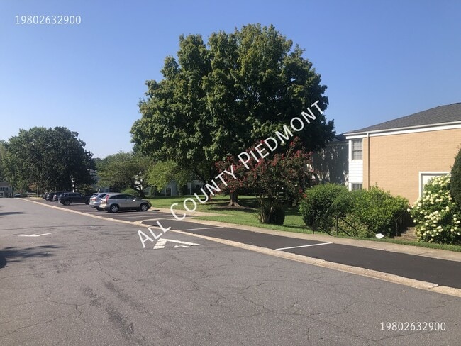 Building Photo - 547 Wakefield Dr