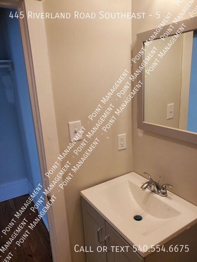 Building Photo - Freshly Renovated First Floor Apartment (I...