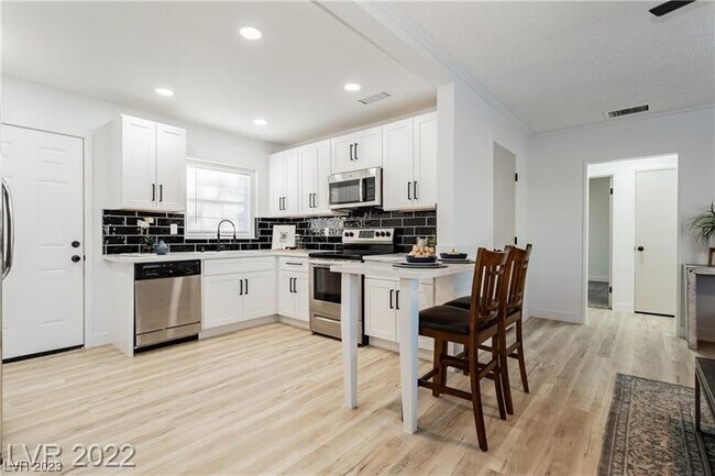 Foto del edificio - 4513 Baxter Pl