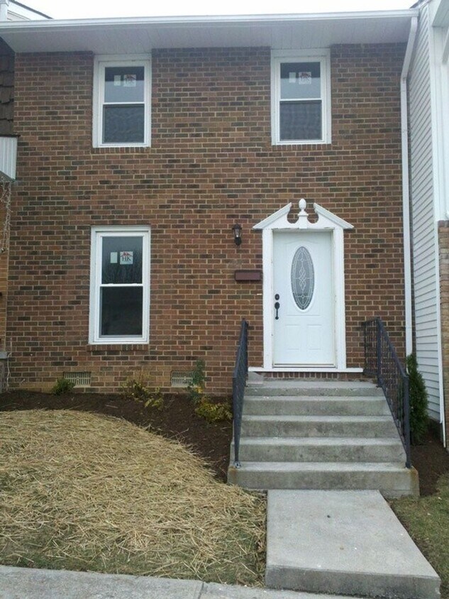 Primary Photo - 3 Bedroom 1 full and 2 half bath Townhouse