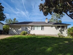 Building Photo - 714 N Meadow Ln