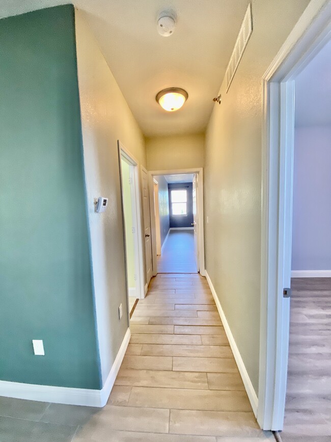 Hallway - 1113 E Lasalle Dr