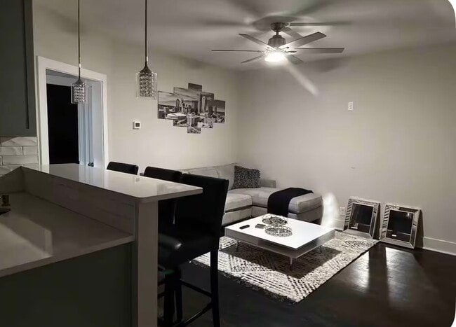 Living room - 5312 Airline St
