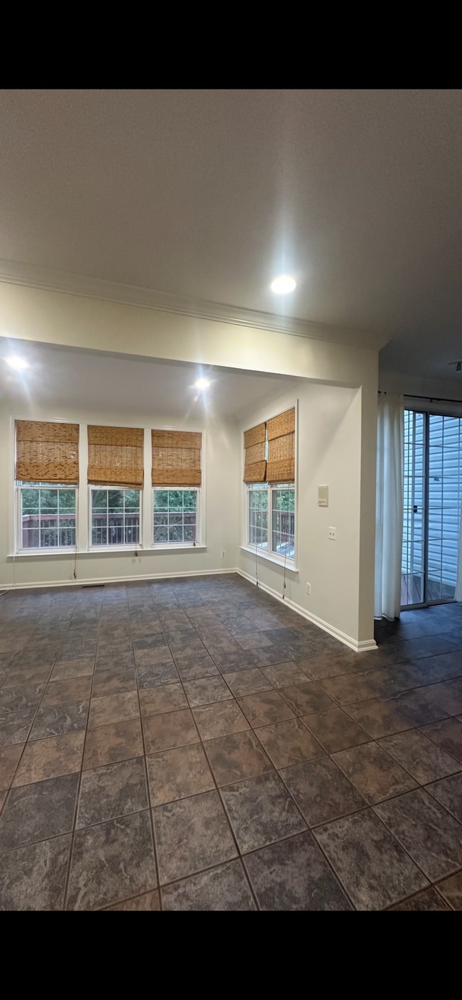 Building Photo - 4087 Oak Village