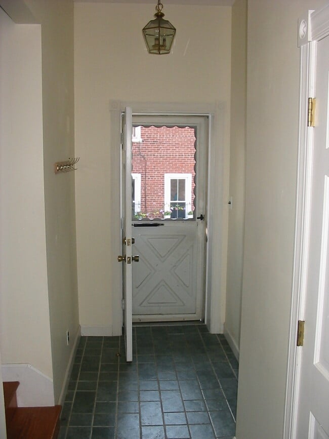 Building Photo - 121 Gay St