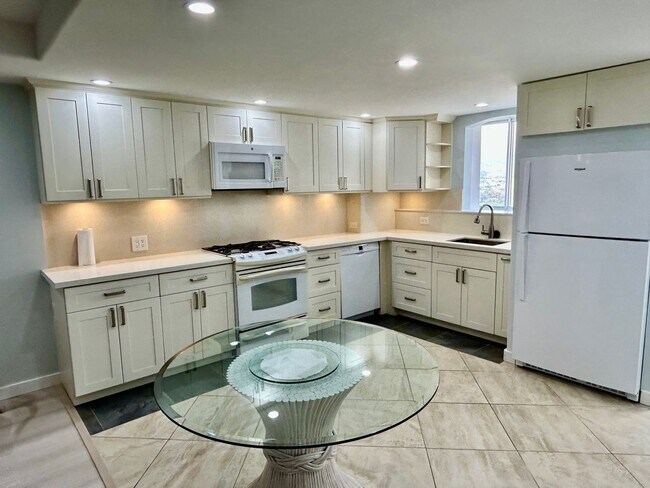 Foto del edificio - Colony Surf fully furnished and newly remodelled oceanfront "end unit" with parking + washer/drye...