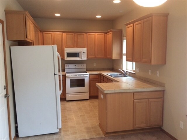 Foto del edificio - 668 SE Jack Ave