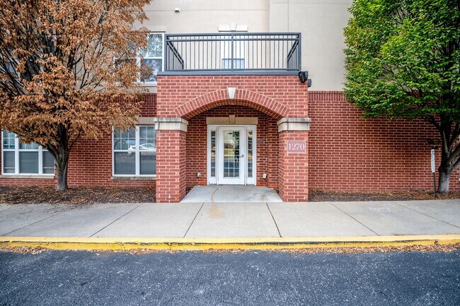 Foto del edificio - SPACIOUS 2-Bed, 2-Bath Condo WITH POOL, HO...