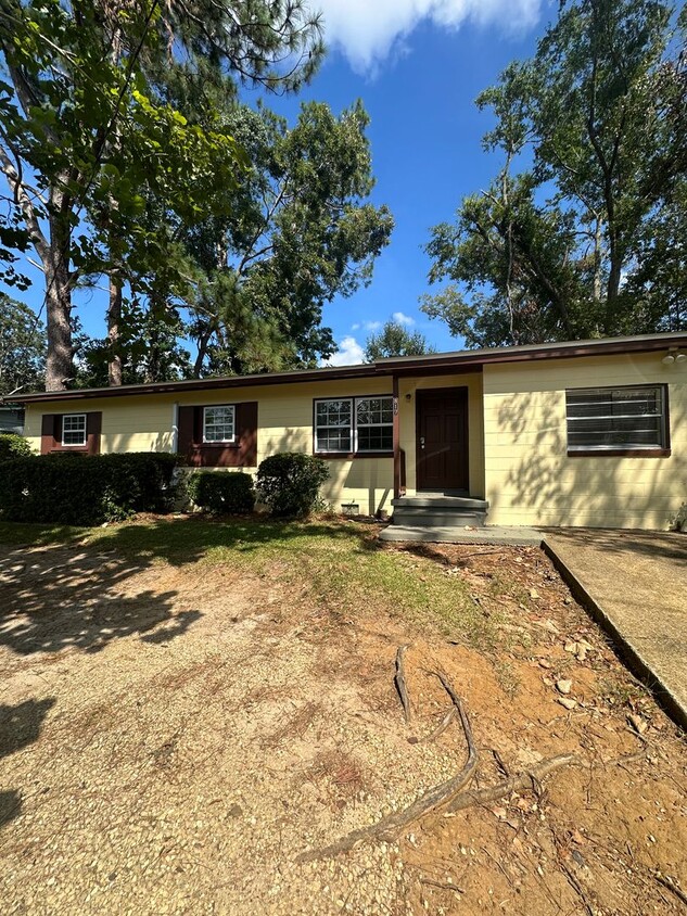 Primary Photo - 3 Bed 1 Bath House with fenced-in yard! Av...