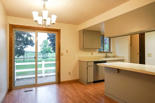 Building Photo - Mini "Ranch" in Hayden