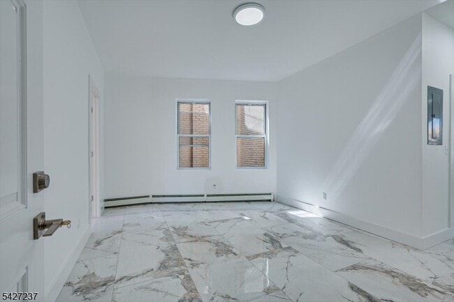 Building Photo - 520 E Jersey St