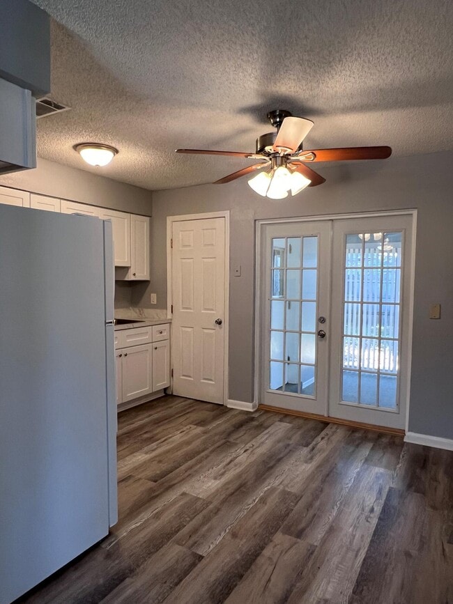 Foto del edificio - 2467 Mercury Dr