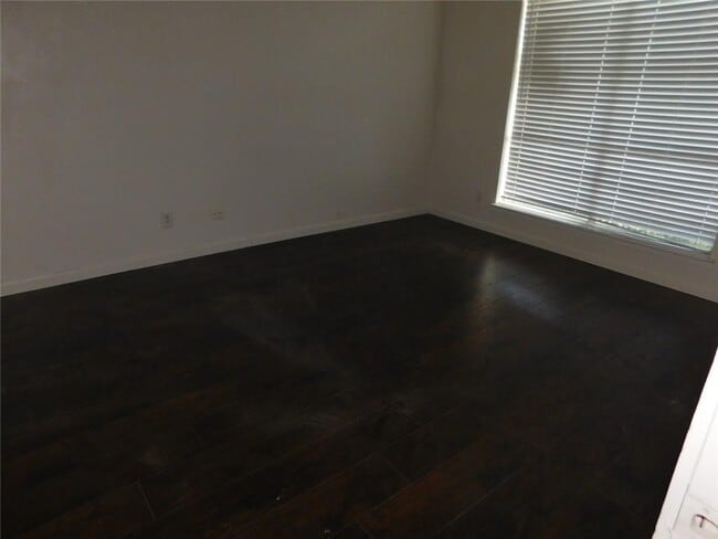 Building Photo - 528 Valley Park Dr