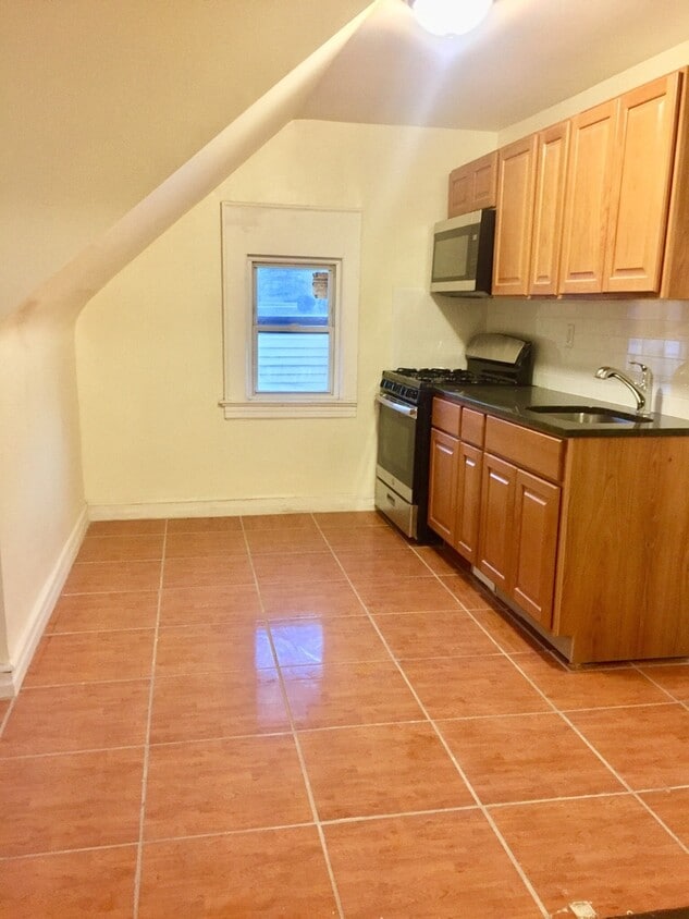 14 Wainwright St Unit 3, Newark, NJ 07112 Room for Rent in Newark