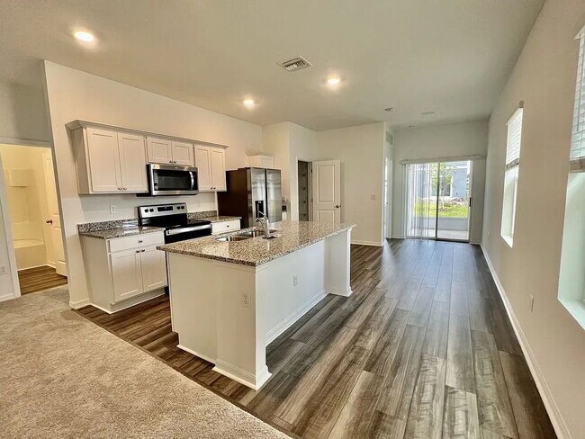 Building Photo - "Charming 3-Bed, 2-Bath Oasis in Zephyrhills – Your Perfect Retreat Awaits!"