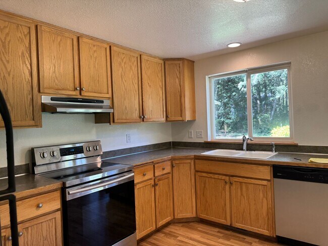 Building Photo - Lovely one story home 4 bedrooms plus gues...