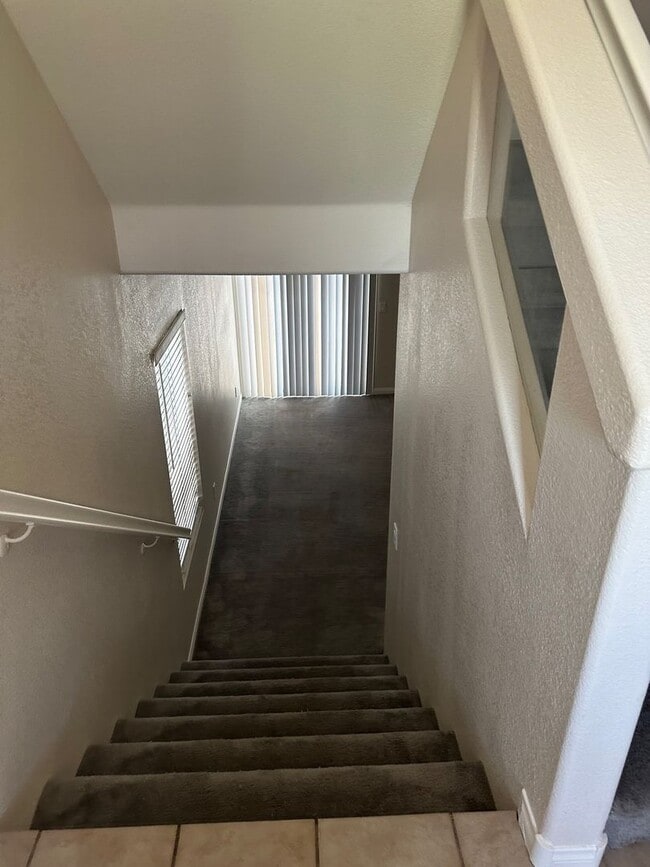 Foto del edificio - AVAILABLE NOW! Outstanding 3 Story Home!