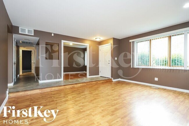 Building Photo - 5911 Clarendon Ct