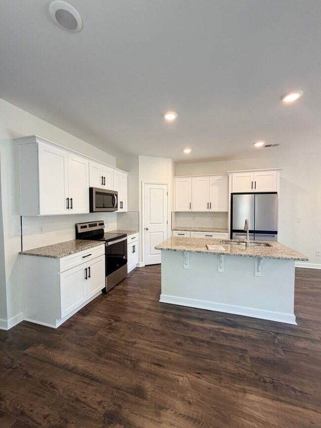Foto del edificio - Spacious 3 Bedroom/ 2 Bath townhouse w/office for rent in Fountain Park, convenient Asheville loc...